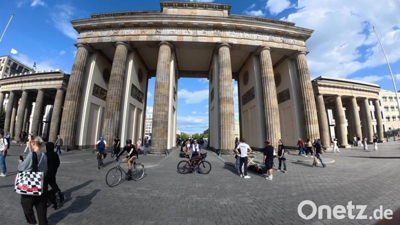 Ein Gänsehaut-Moment für Thomas Mencel (Mitte) aus Kümmersbruck. Am Samstag, 25. Juli, startete er beim Nordkap-Rennen am Gardasee. An Tag 4 erreichte er Berlin. Jetzt geht es weiter in Richtung Schweden. Bild: Thomas Mencel