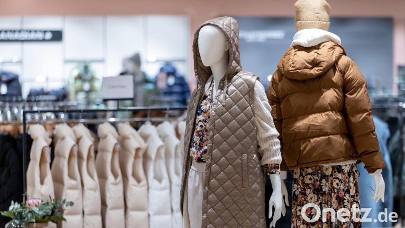 Nur 27 Prozent wären bereit, etwa für gute Beratung in Mode-, Schuh- oder anderen Geschäften, ein Trinkgeld zu geben. (Archivbild) Bild: Daniel Karmann/dpa