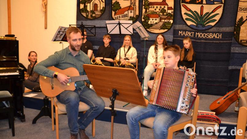 Festanstellung oder Honorarvertrag? Die Arbeit von Lehrkräften an den Musikschulen des Landkreises Neustadt/WN ist sehr wichtig. In der Musikschule Moosbach werden aktuell rund 200 Kinder unterrichtet. Benedikt Scheidler (links) ist Leiter der Einrichtung. Archivbild: Peter Garreiss