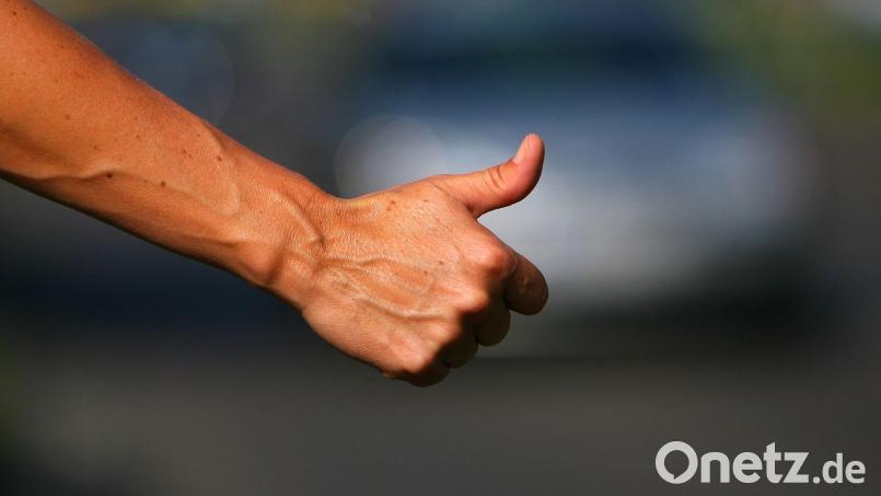 Statt sich um den Pannenwagen zu kümmern, fuhren die beiden per Anhalter weiter. (Symbolbild) Bild: Arno Burgi/dpa-Zentralbild/dpa
