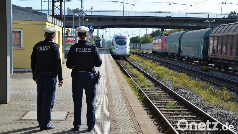 Ein 20-Jähriger hat bei einem Selfie auf der Galgenbergbrücke seinen Schuhverloren. Er fiel in den Gleisbereich. Symbolbild: Bundespolizei