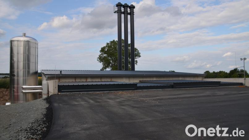 Als Teil der regenerativen Wärmeversorgung in Speichersdorfs Mitte und dem Wohnquartier am Laibacher Weg geht das Heizkraftwerk nahe dem FFW-Gerätehaus Speichersdorf bald in Betrieb Bild: Arnold Koch