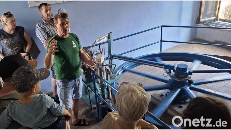 Helmut Kummert, Eigentümer einer Wasserkraftanlage an der Naab, informierte während der Bayerischen Energietage die Besucher im Turbinenhaus und erklärte technische Details. Bild: Gabriela Amann