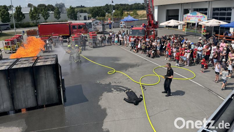 Mit gespannten Blicken verfolgten die zahlreichen Besucher die Vorführungen in der "Flashbox". Gemeinsam gingen hier Einsatzkräfte der Feuerwehren Kemnath und Nepomuk vor. Bild: Michael Rubenbauer-Denz