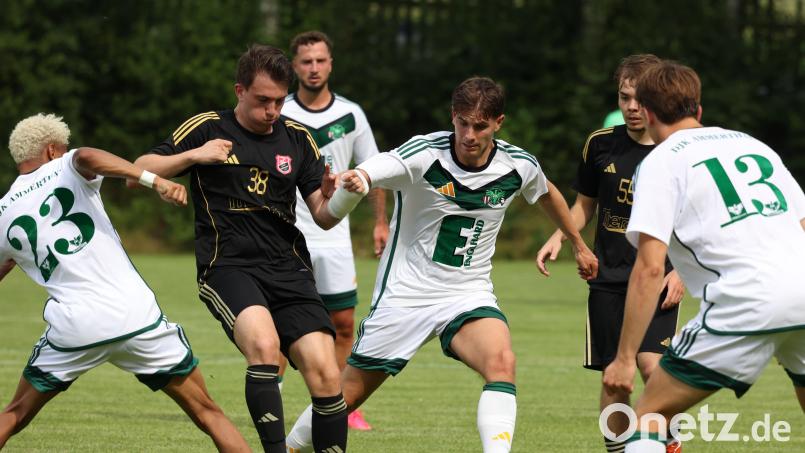 Jonas Held (Mitte) versucht sich gleich gegen drei Gegenspieler durchzutanken. Dem SC Luhe-Wildenau wird der Mittelfeldspieler länger fehlen. Archivbild: Dieter Jäschke