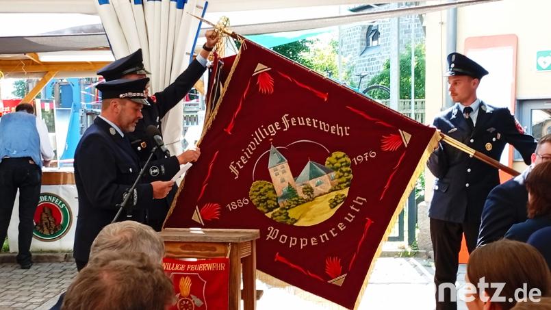 Markus Schultes präsentiert die Vereinsfahne mit dem Bild der Kirche Mariä Heimsuchung. Bild: Oswald Zintl