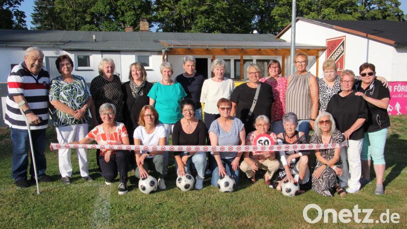 50 Jahre nach der Gründung trafen sich die ehemaligen ASV-Fußballfrauen zu einem Nostalgietreffen am ASV-Gelände. Links der ehemalige Trainer, Siegfried Gebhard. Archivbild: Petra Gebhard