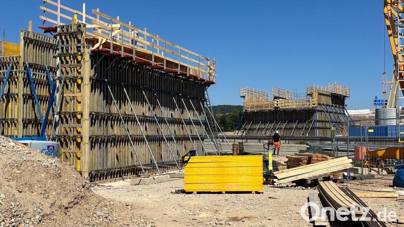 Die Arbeiten an den beiden Widerlagern laufen auf Hochtouren. Mit dem Betonieren des Bauwerks östlich der A93 soll nächste Woche begonnen werden. Bild: ihl
