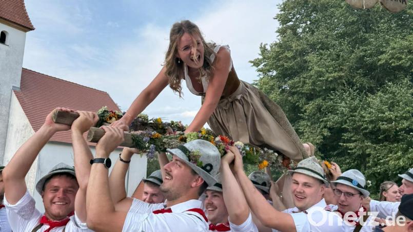Hoch hinaus ging es in Niederärndt für das neue Oberkirwamoidl Katharina Kraus. Bild: Jürgen Leißner