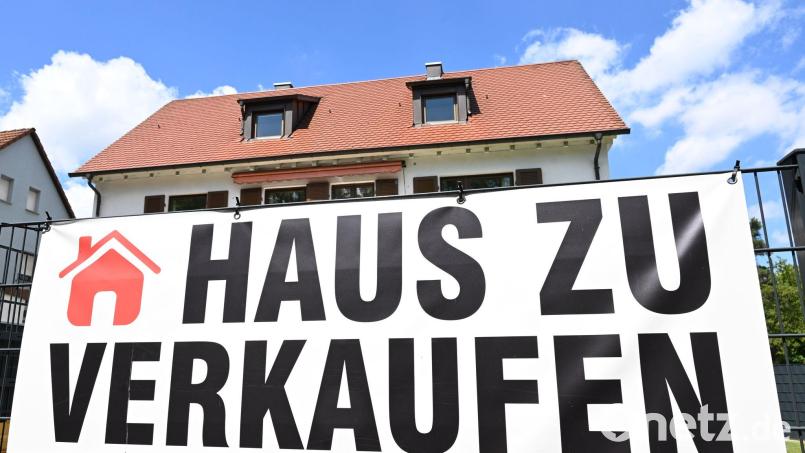 Bei den Hauspreisen gibt es in Deutschland riesige Unterschiede: In den großen Metropolen für die Mehrheit unbezahlbar, in strukturschwachen Regionen im Norden und Osten günstig. (Symbolbild) Bild: Bernd Weißbrod/dpa