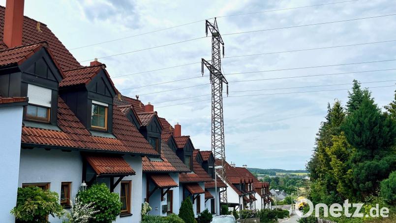 Die 110kv-Leitung prägt das Ortsbild von Schirmitz. Die mächtigen Masten stehen zum Teil direkt in den Gärten oder Vorgärten, die Leitungen schwingen knapp über den Hausdächern. Archivbild: Gabi Schönberger