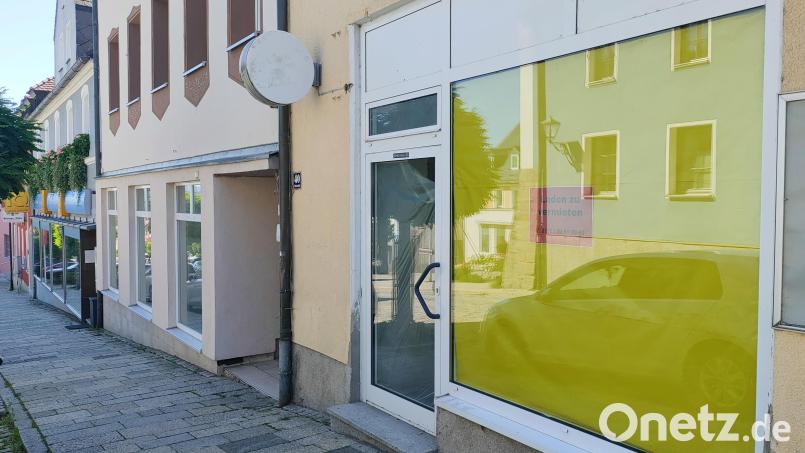 Am Stadtberg in Eschenbach gibt es Leerstand. Zwei Schaufenster nebeneinander sind am Marienplatz leer. Das Traditionsgeschäft von Hubert Schmidt, das sich ebenfalls dort befindet, schließt und sucht einen Nachmieter. Bild: Lisa Sebald