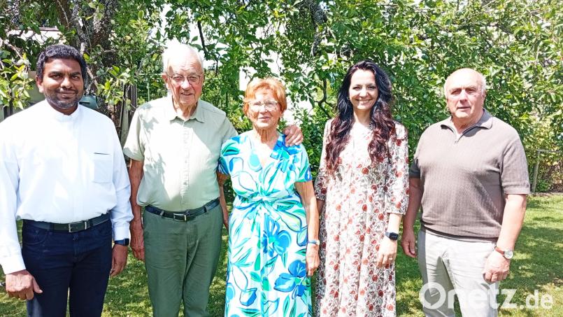 Das Jubelpaar Brigitte und Josef Schraml nahm viele Glückwünsche entgegen, unter anderem von Pater Josef (links), Bürgermeisterin Margit Bayer und Seniorenbeauftragtem Gerhard Weber (Vierte und Fünfter von links). Bild: Oswald Zintl