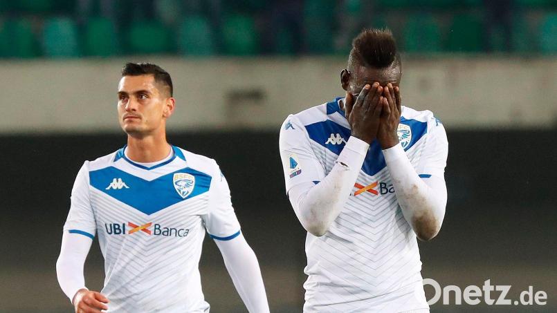 Auch Mario Balotelli (r) spielte einmal für Brescia Calcio. (Archivbild) Bild: Simone Venezia/ANSA/AP/dpa