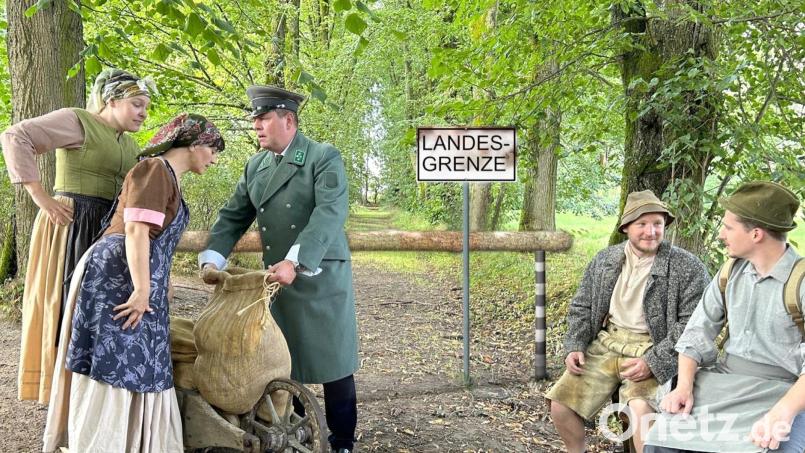 Auch Schmugglerszenen nahm sich das Team des Modernen Theaters bei den Gästeführungen vor. Archivbild: Janka Hannemann-Mathes/exb