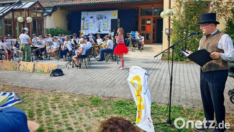 Erzähler Hans Fleischmann (rechts) schilderte die Erlebnisse der neugierigen Tara (Christina Wisnet), deren spannende Reise durch die Instrumenteninsel Melodica vom Musikzugorchester unter Leitung von Andrea Fleischmann musikalisch begleitet wurde. Bild: Martin Gerstmann