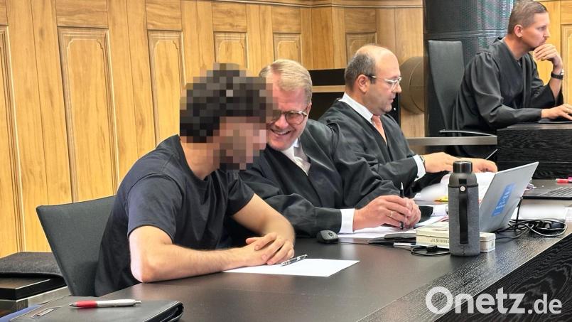 Im vergangenen Jahr soll ein Mann in Schwandorf mit einem Auto in den Außenbereich eines Dönerladens gefahren sein. Vor dem Landgericht Amberg muss sich der 28-Jährige seit Mittwoch unter anderem wegen versuchten Mordes verantworten. Bild: Stefanie Kraus