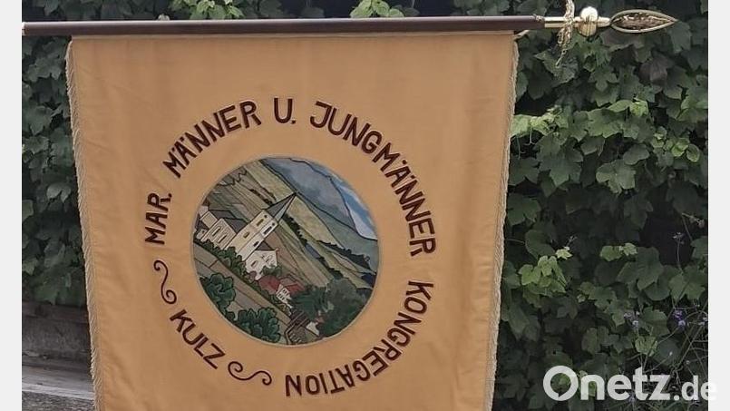 Auf der restaurierten Fahne der MMC Kulz ist die Expositurkirche Kulz abgebildet. Bild: Annemarie Mösbauer