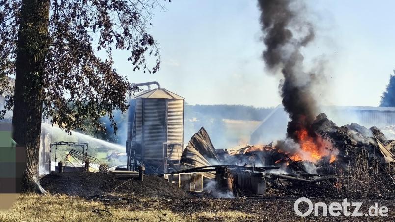 Das Feuer zerstörte zwei Gebäude, einen Stall mit Kälbern und eine Lagerhalle. Bild: Jürgen Masching