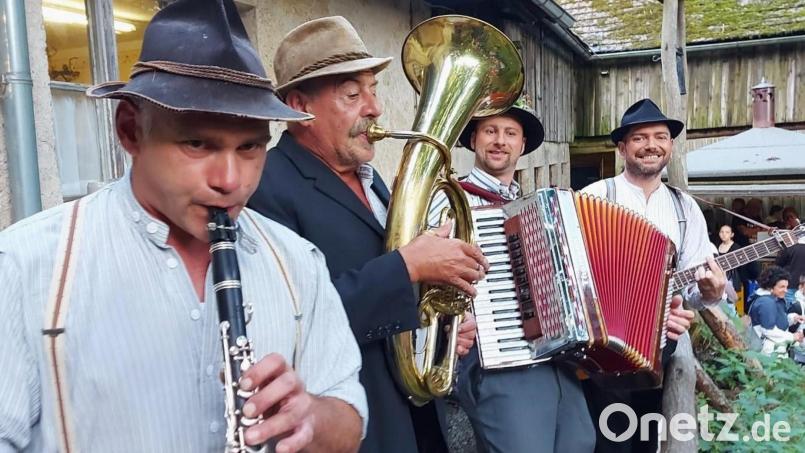 Die "Paschermusik" begleitet am 7. und 8. August nicht nur die Festspielaufführung auf der Bühne am Eulenberg, die Musiker sorgen bereits zwei Stunden vor dem Freilichtspiel "Pascher – die Nacht der langen Schatten" für gute Laune im Vorprogramm. Archivbild: Georg Lang