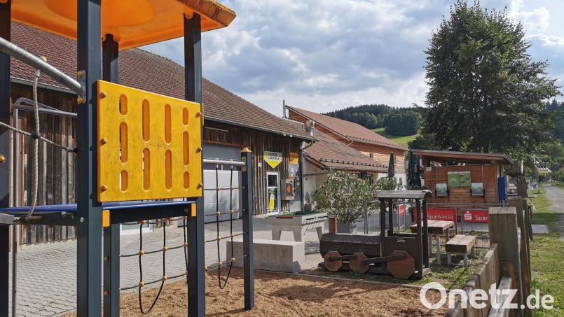 Die Spielstraße der Vereinsgemeinschaft Pertolzhofen hält etliche Outdoor-Spielgeräte direkt am Bayerisch-Böhmischen Freundschaftsweg (rechts) parat. Neu ist seit Mitte Juli ein Beton-Tischkicker (Mitte). Bild: Gertraud Portner