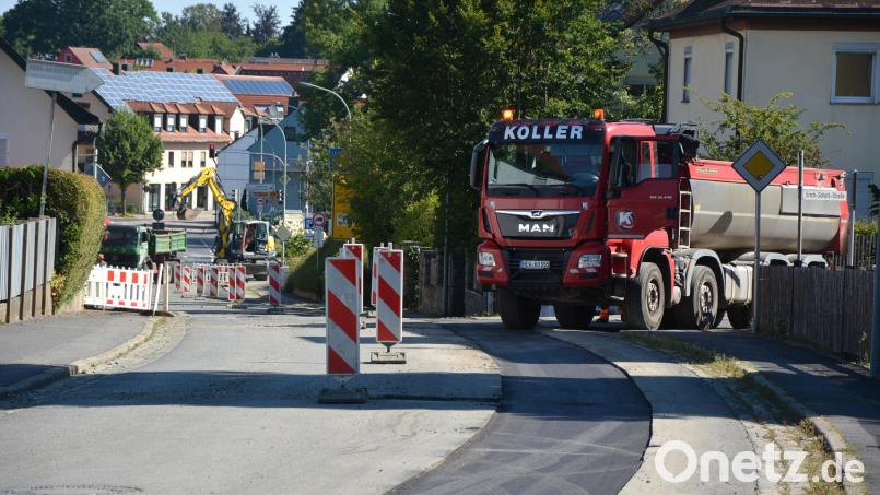 Derzeit laufen in der Wiesauer Straße von der Innenstadt bis zum Netto, Asphaltierungsarbeiten. Bild: Josef Rosner