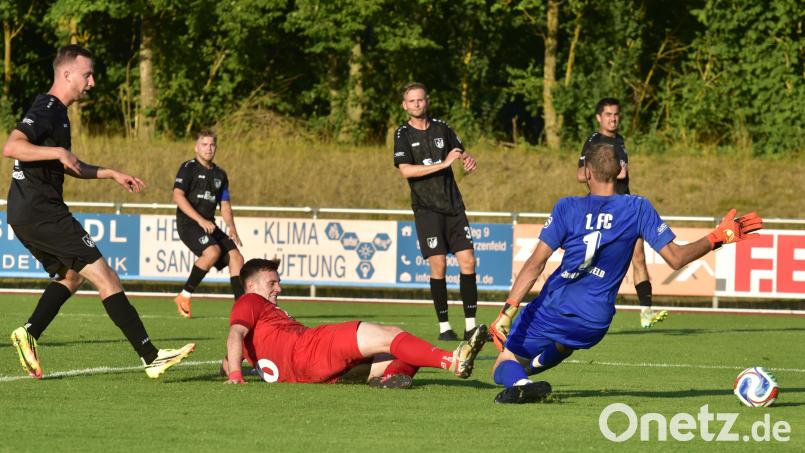 Sebastian Zwack (rotes Trikot) trifft zum 1:0 für den TV Nabburg. Schwarzenfelds Torwart Stefan Seitz ist ohne Chance. Bild: Hans Mark