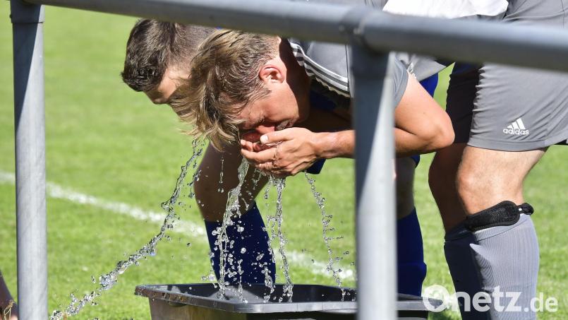Wassereimer am Spielfeldrand verschaffen nur bedingt Abkühlung: Wegen der angekündigten hohen Temperaturen können Fußballvereine in Bayern ihre Nachmittagsspiele kostenfrei verlegen. Archivbild: Hubert Ziegler