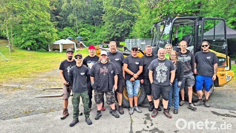 Der Sticky-Fingers-Verein ist eine eingeschworene Gemeinschaft - auch beim Aufbau des Festivals. Bild: Torsten Ernstberger