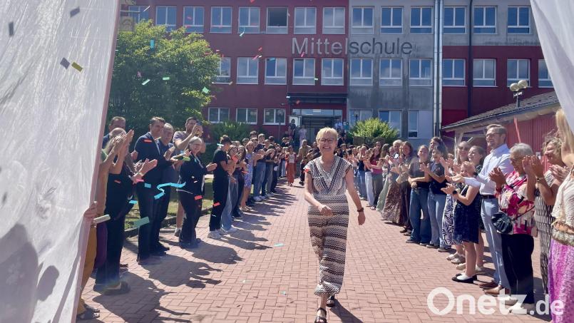 Schüler, Kollegen, ihre Familie und andere Wegbegleiter organisierten eine bunte Abschlussfeier für Gabriela Reitinger-Maier und bildeten ein Spalier. Bild: Paulina Schmidt