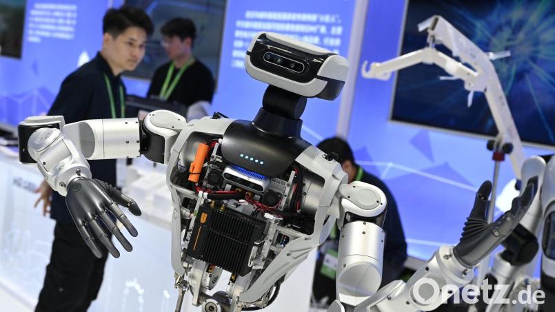 Roboter aus dem Ausland, wie dieses in China vorgeführte Modell, sind in den USA künftig unerwünscht. (Archivbild) Bild: Johannes Neudecker/dpa