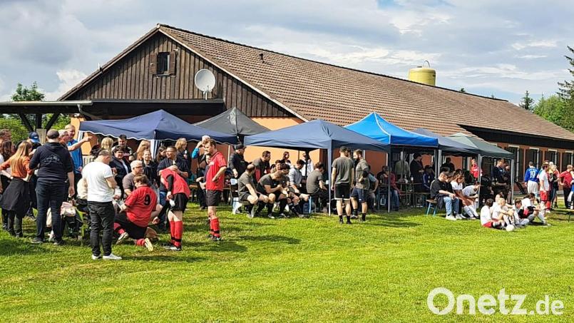 Fast jeden Tag gibt es auf dem Sportplatz eine Aktivität. Auch zum Feiern, wie hier zur "Sportplatz-Kirwa", treffen sich die Brander im Birkett an der Jahnstraße. Bild: Chris Pürner