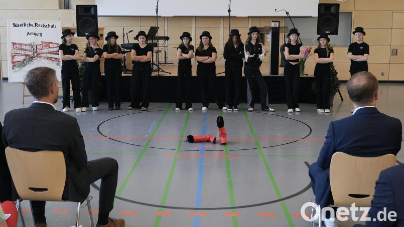 Die Theater-Gruppe der Schule bietet eine Showeinlage beim Festakt zum 50-jährigen Jubiläum der Schule. Bild: Gerd Spies