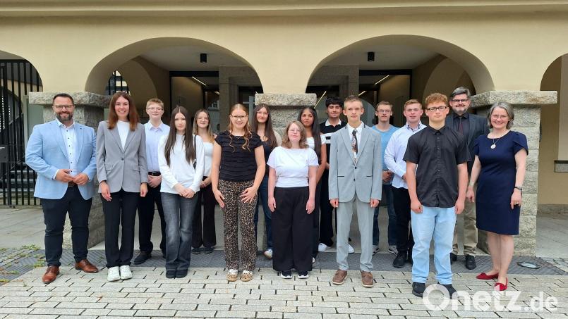 Die besten Absolventen der Mittelschulen ehrten stellvertretender Landrat Matthias Grundler (links), Linda Wunderlich (Zweite von links), Armin Engel (Zweiter von rechts) und Schulamtsleiterin Martina Puff (rechts). Bild: Fabian Polster