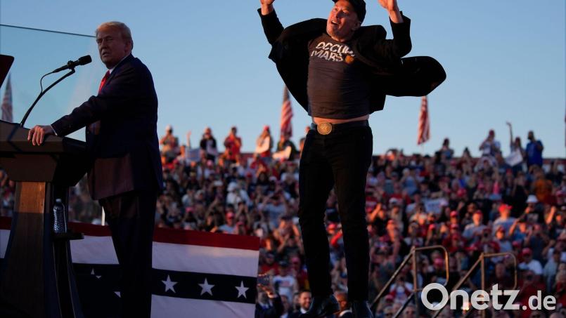 Im Präsidentenwahlkampf 2024 sprang Elon Musk (r) auf einer Bühne mit dem damaligen Präsidentschafts-Kandidaten Donald Trump herum. (Archivbild) Bild: Evan Vucci/AP/dpa