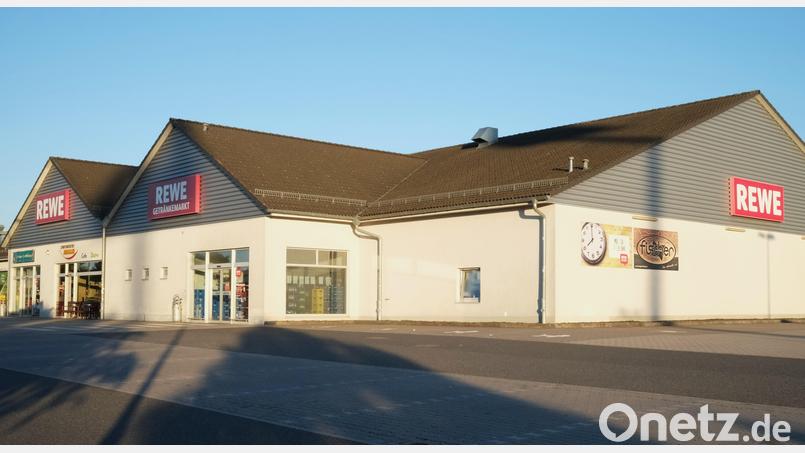 Die Rewe-Geschäftsleitung hat den Mietvertrag für die Filiale im Wernberger Gewerbegebiet zum August 2027 gekündigt. Das Aus des Nahversorgers beschäftigt die Bevölkerung. Bild: Rudolf Hirsch