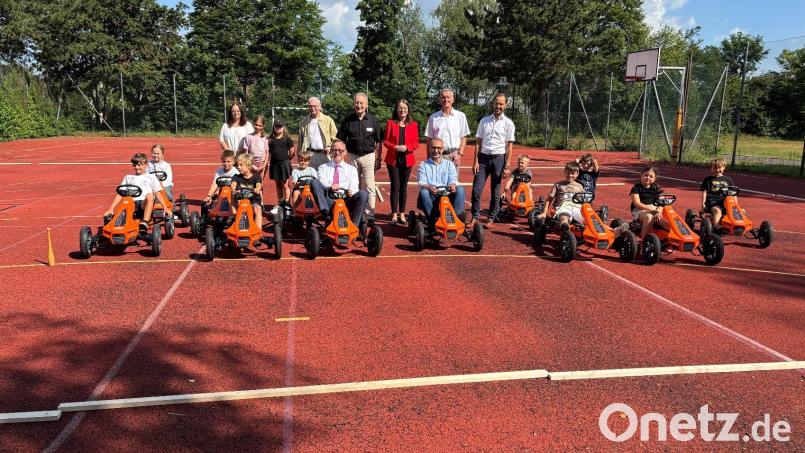 Das Kettcar-Projekt an der Grundschule Ammersricht soll Kindern spielerisch lernen, gegenseitig Rücksicht zu nehmen. Die Sparkasse Amberg-Sulzbach förderte das Projekt. Bild: Kathrin Schmidt