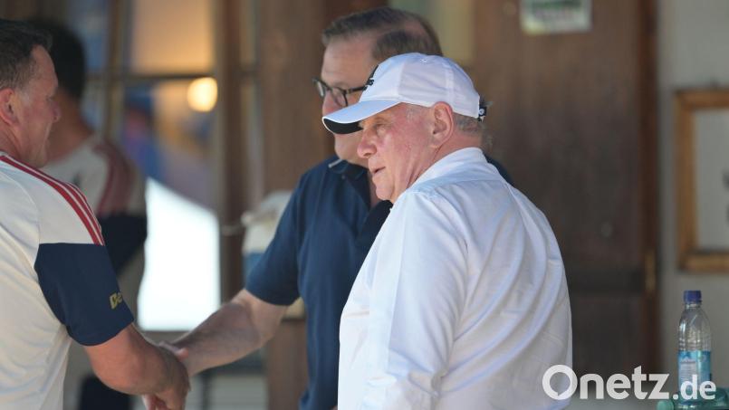 Hoeneß spricht in Rottach-Egern. Bild: Peter Kneffel/dpa
