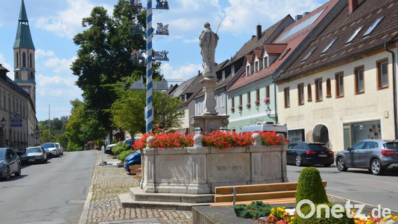 Der Stadtbrunnen bleibt auch nach der Umgestaltung von allen Seiten zugängig. Bild: Elisabeth Dobmayer