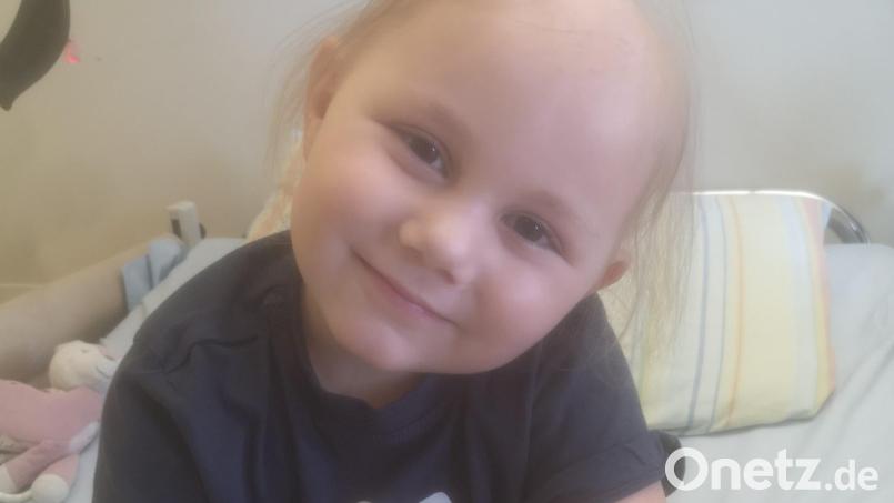 Rosalina ist eine starke Kämpferin. Gemeinsam mit ihrer Mutter und ihrer neugeborenen Schwester verbringt sie momentan viel Zeit in der Kinderonkologie der Uniklinik in Regensburg. Bei der Dreijährigen wurde ein bösartiger Knochentumor diagnostiziert. Für die Familie aus Sulzbach-Rosenberg ist nichts mehr so, wie es war. Bild: Daniela Maul