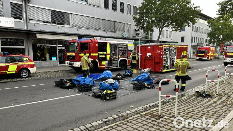 Großeinsatz der Feuerwehr an der Marienstraße in Amberg: Im Haus des Kunden der Sparkasse war Ammoniak aus der Klimaanlage ausgetreten. Bild: Feuerwehr Amberg