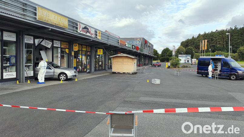 Ein silberner Mercedes steckt mit dem Heck im Verkaufsraum, die Schaufensterscheiben sind zertrümmert, Glassplitter liegen vor dem Juweliergeschäft in der Eschenbacher Straße in Pressath. Mittlerweile sind Absperrbänder befestigt, die Spurensicherung ist am Tatort. Bild: Jürgen Masching