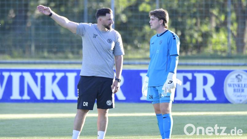 Dominic Rühl (links), Trainer der DJK Gebenbach, im Gespräch mit seinem Torhüter Lukas Völlger. Bild: Hubert Ziegler