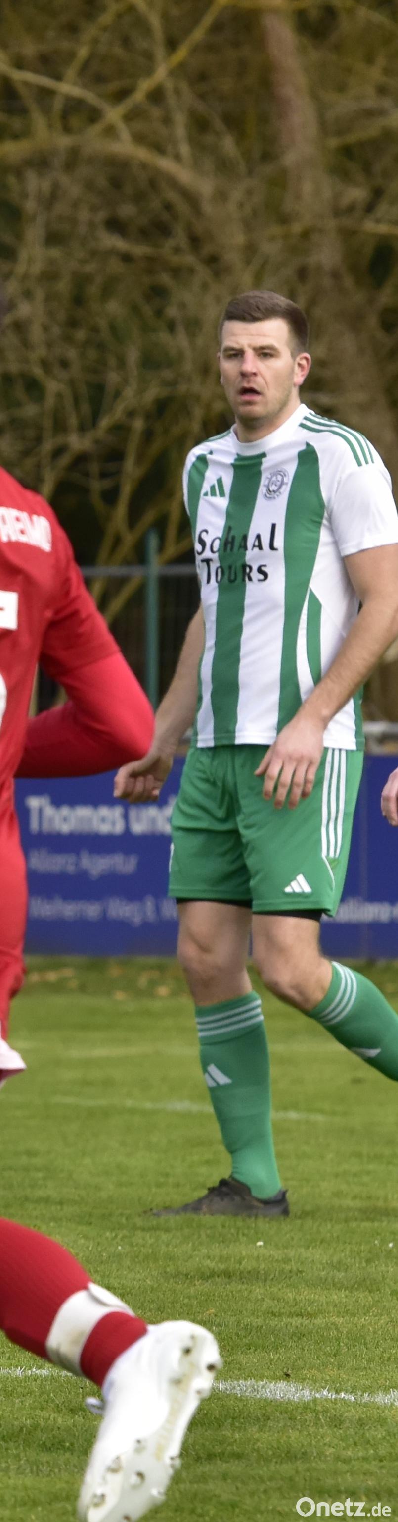 Spielertrainer Bastian Lobinger (Mitte) ist mit dem FC Wernberg am Samstag bei der SpVgg SV Weiden II gefordert. Bild: Hans Mark