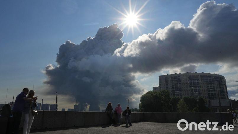Rauch über St. Petersburg nach einem Drohnenangriff auf ein dortiges Lager des Online-Händlers Wildberries. (Archivbild) Bild: Uncredited/AP/dpa