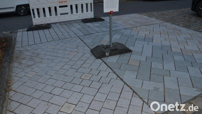 Die verschiedenen Pflastersteine und Verlegearten konnten die Bürger und Stadträte am Stadtplatz einsehen und in die Entscheidungsfindung einfließen lassen. Bild: Elisabeth Dobmayer