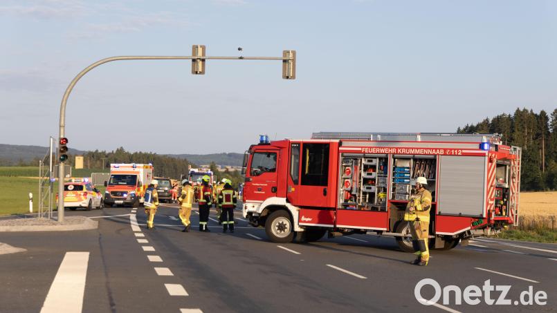 Die B 299 bei Krummennaab war nach einem schweren Verkehrsunfall am Donnerstagmorgen gesperrt. Beim Zusammenstoß zweier Fahrzeuge wurden zwei Menschen verletzt. Bild: Roland Wellenhoefer