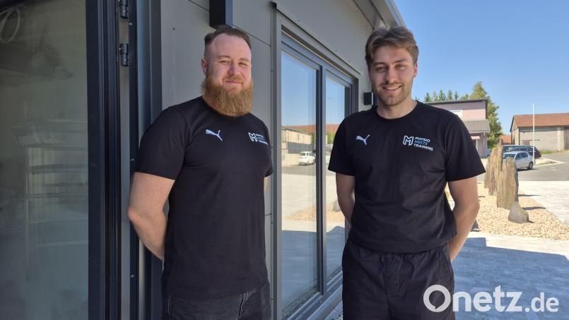 Tobias Höchtl und Oliver Artl wollen im September ihre neue Praxis für Physiotherapie in Neustadt/WN eröffnen. Bild: Lowak