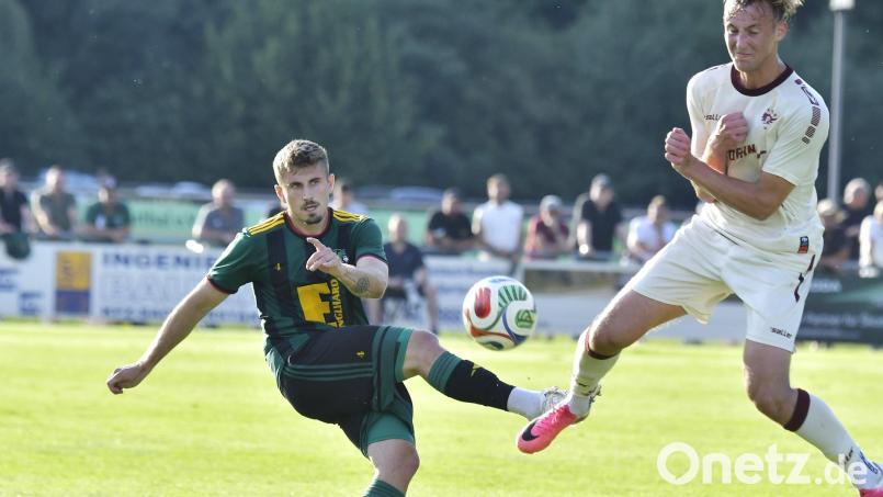 Henrik Brüggen (links) zieht ab: Die DJK Ammerthal gewann zum Saisonauftakt mit 1:0 gegen den ASV Neumarkt und will zu gerne auch ihre zweite Saisonpartie auf eigenem Platz gegen die spVgg Bayern Hof für sich entscheiden. Bild: Hubert Ziegler
