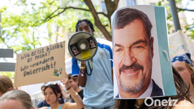 Bayerns Ministerpräsident Markus Söder (CSU) wurde wegen des Festhaltens an unangekündigten Tests zum Ziel des Protests. Bild: Peter Kneffel/dpa